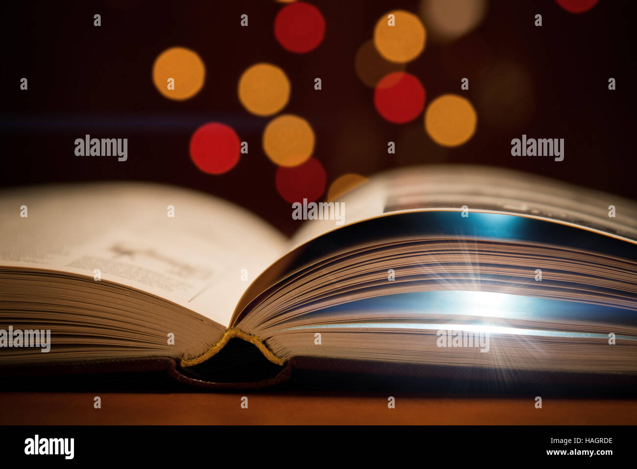 Livre ouvert avec lumière de l'intérieur Banque D'Images