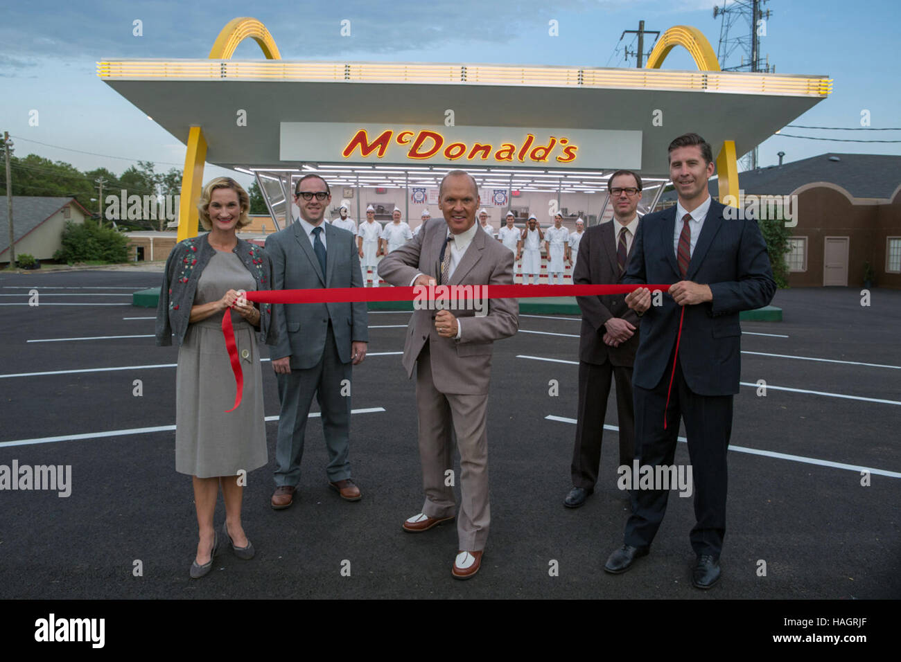 Le fondateur est un film biographique américain de 2016 réalisé par John Lee Hancock et écrit par Robert Siegel. Le film dépeint l'histoire de Ray Kroc et son acquisition de la chaîne de restauration rapide McDonald's. Le film stars Michael Keaton comme Kroc et Laura Dern comme sa femme Ethel Fleming. Cette photo est pour un usage éditorial uniquement et est l'auteur de la société film et/ou le photographe attribué par le film ou la société de production et ne peut être reproduite que par des publications dans le cadre de la promotion du film ci-dessus. Un crédit obligatoire pour l'entreprise de film est nécessaire. La Photogr Banque D'Images