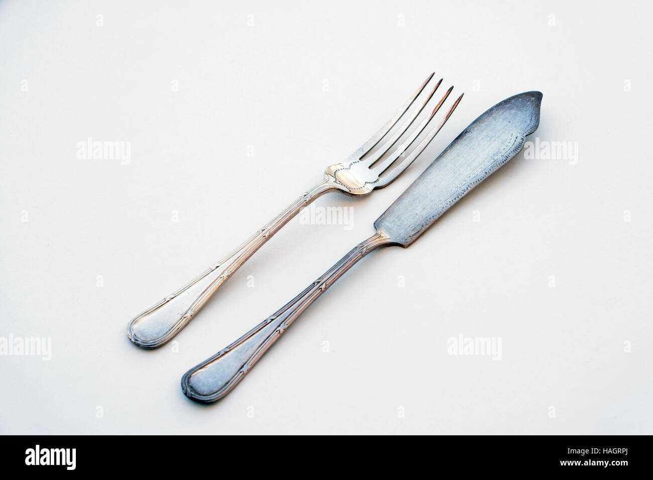 Vieux couteau et fourchette argentée set - belle vintage couverts sur la table blanche Banque D'Images