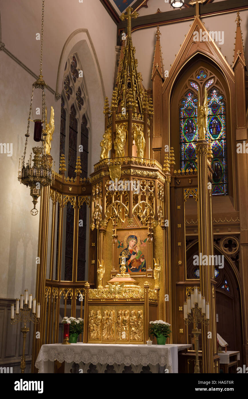 Or rénové avec Marian Tabernacle icône dans la cathédrale Saint Michael's Toronto Banque D'Images