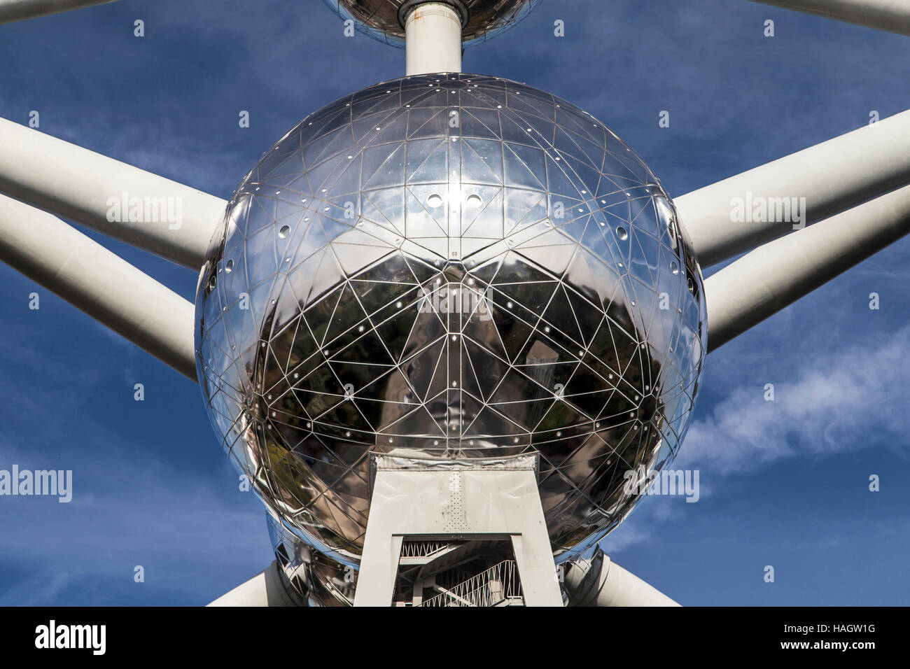 Une boule de l'Atomium à Bruxelles, Belgique. Banque D'Images