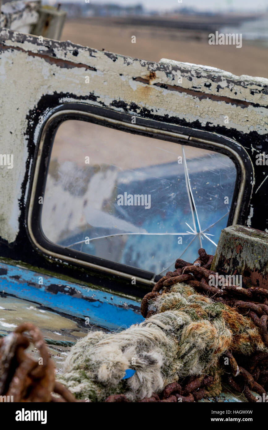 Fenêtre fissuré sur un vieux bateau Banque D'Images