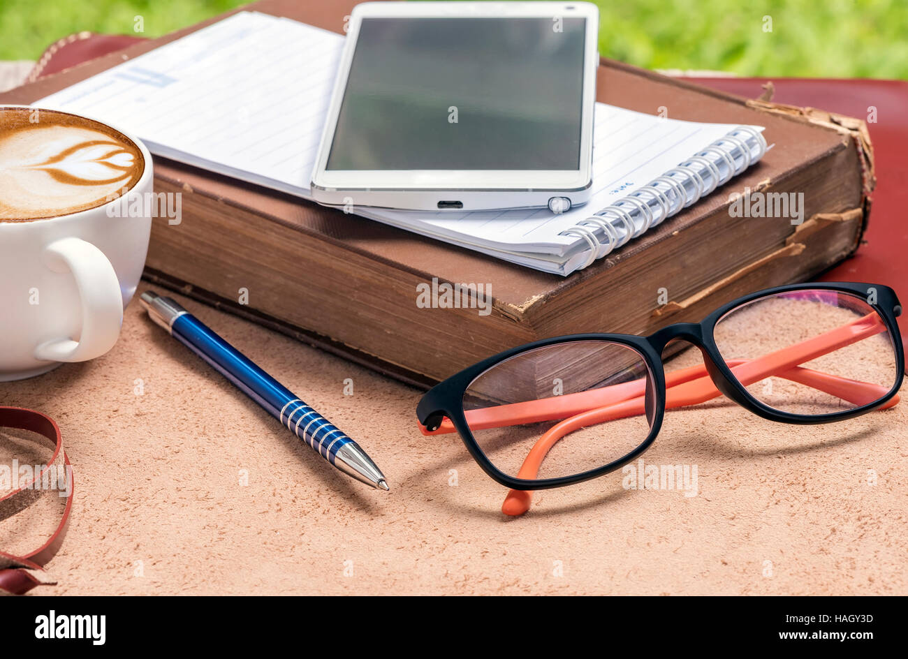 Yeux,verre,stylo et café sur le livre de l'éducation contexte concept. Banque D'Images