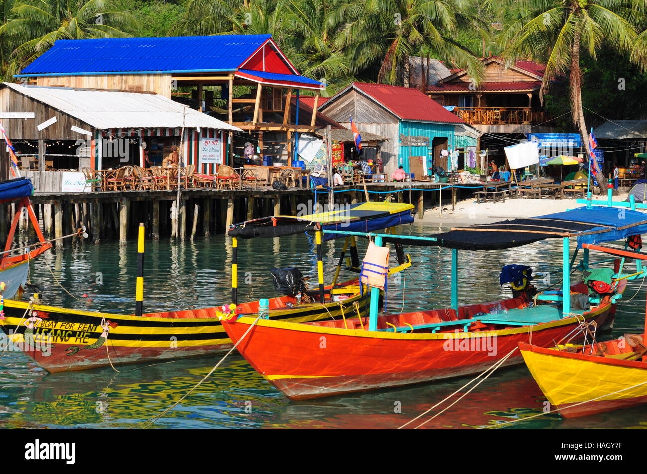 Bateaux colorés à Koh Tui village sur Koh Rong, Cambodge Banque D'Images