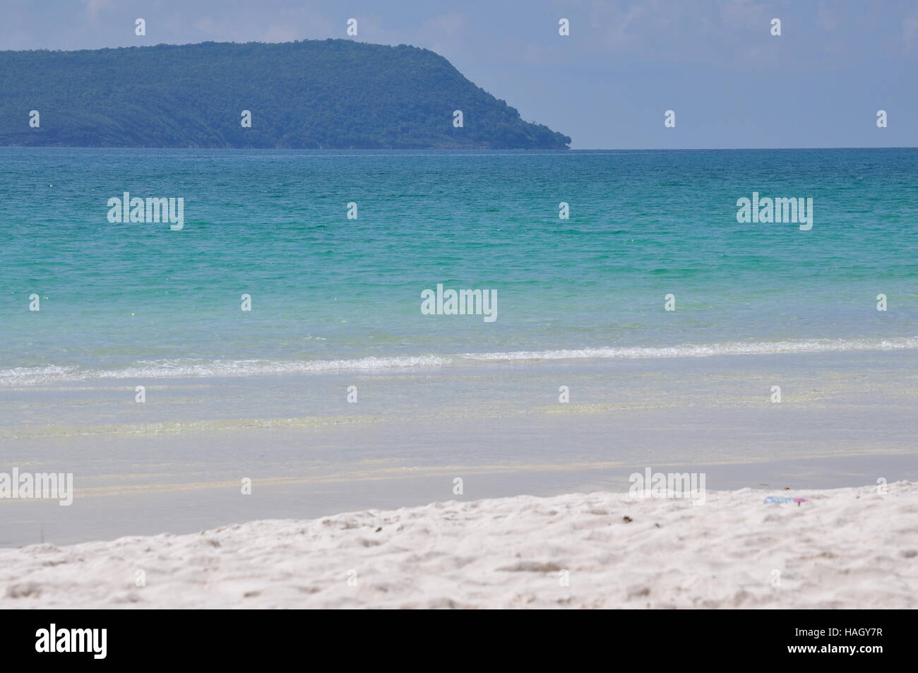 Crystal Clear blue sea sur l'île de Koh Rong, Cambodge Banque D'Images