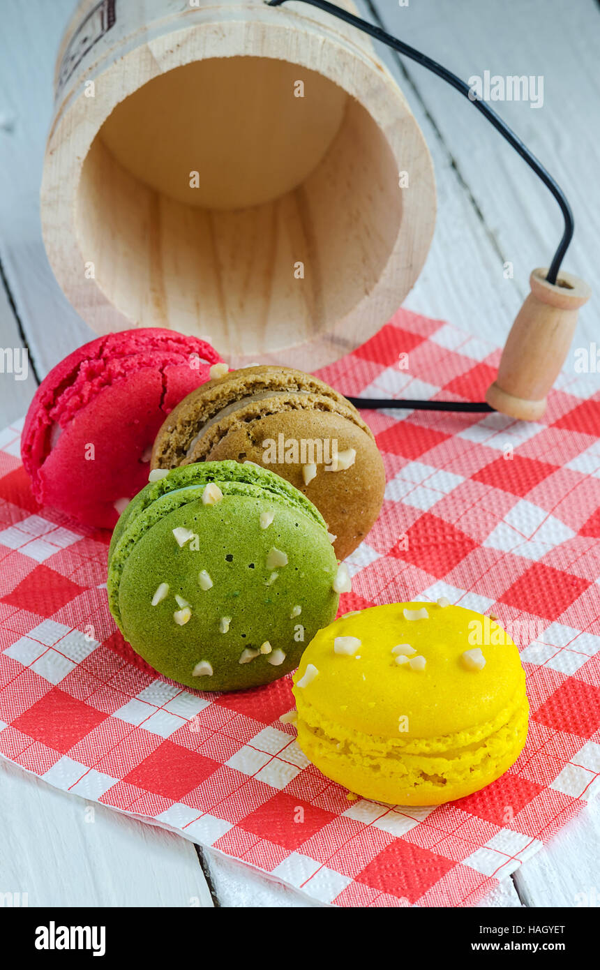 Doux et coloré ou macaron macarons français sur fond de bois, d'un dessert. Banque D'Images