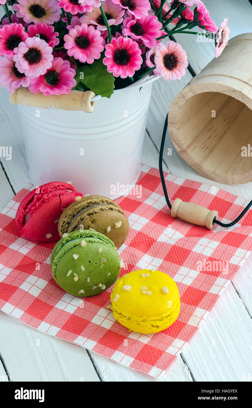 Doux et coloré ou macaron macarons français sur fond de bois, d'un dessert. Banque D'Images