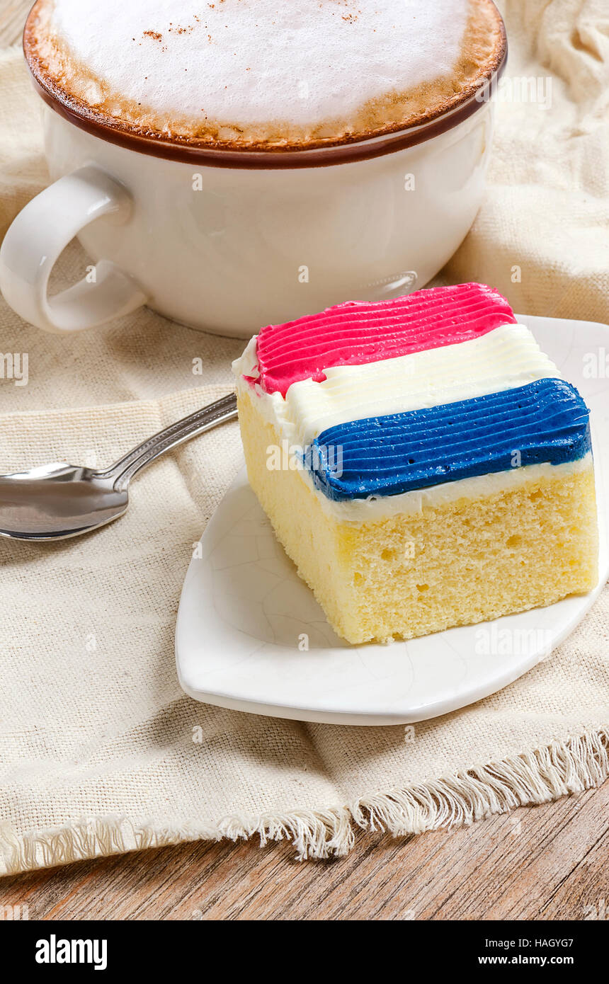 Morceau De Gateau Topping Drapeau France Couleur Bleu Blanc Et Rouge La Creme Et Tasse De Cafe Sur La Table En Bois Photo Stock Alamy