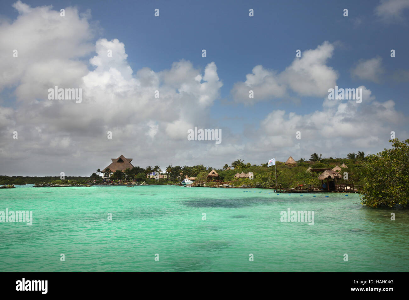 Magnifique baie aux eaux turquoises et la côte rocheuse de Xel Ha, Mexique Banque D'Images