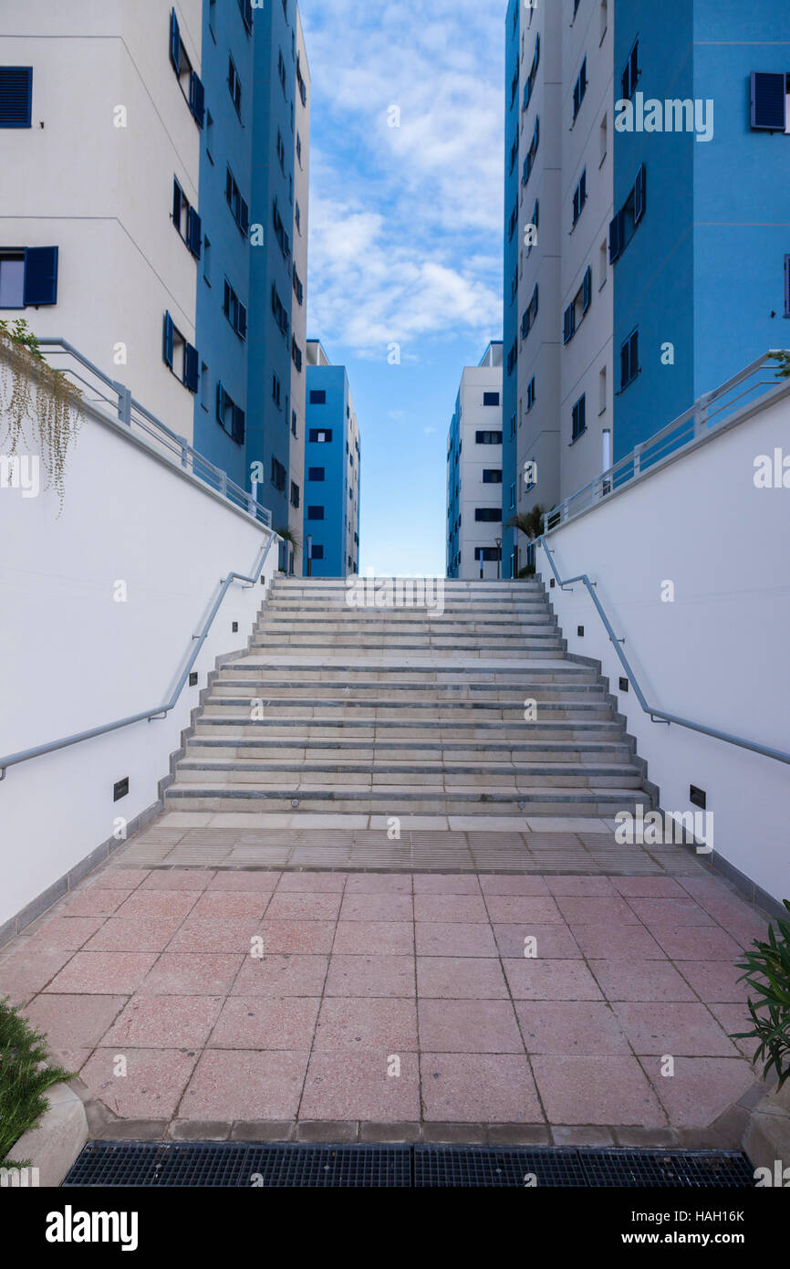 Nouveau bloc d'appartement viewd pour le niveau de la rue, Gibraltar. Banque D'Images