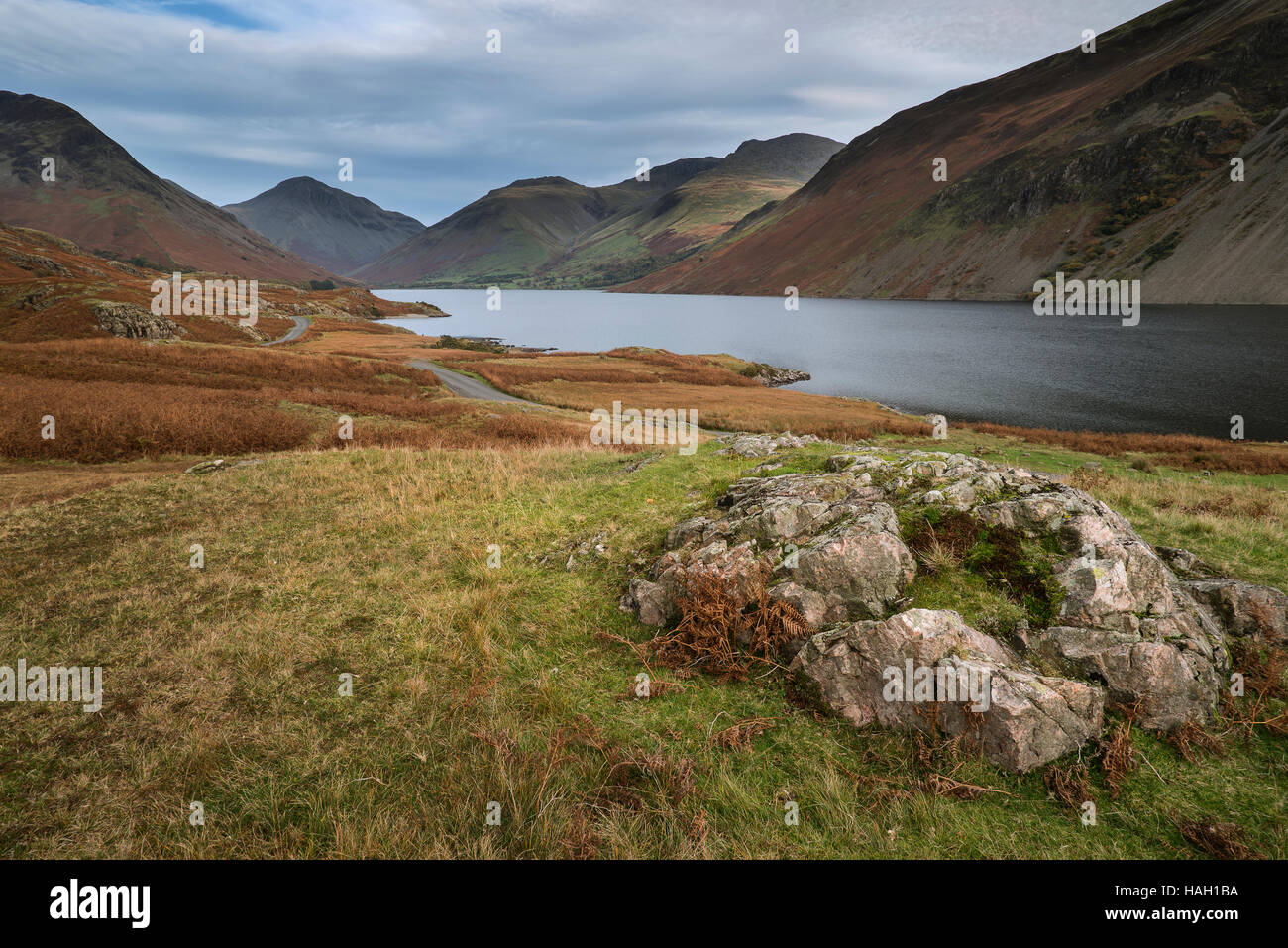 Magnifique coucher de soleil image paysage de montagnes et de l'eau As dans Lake District en automne en Angleterre Banque D'Images