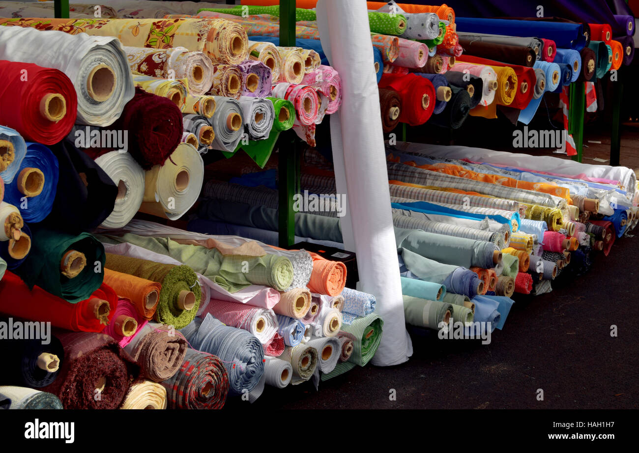 Les rouleaux de tissu dans le marché dans le centre-ville de Birmingham Banque D'Images