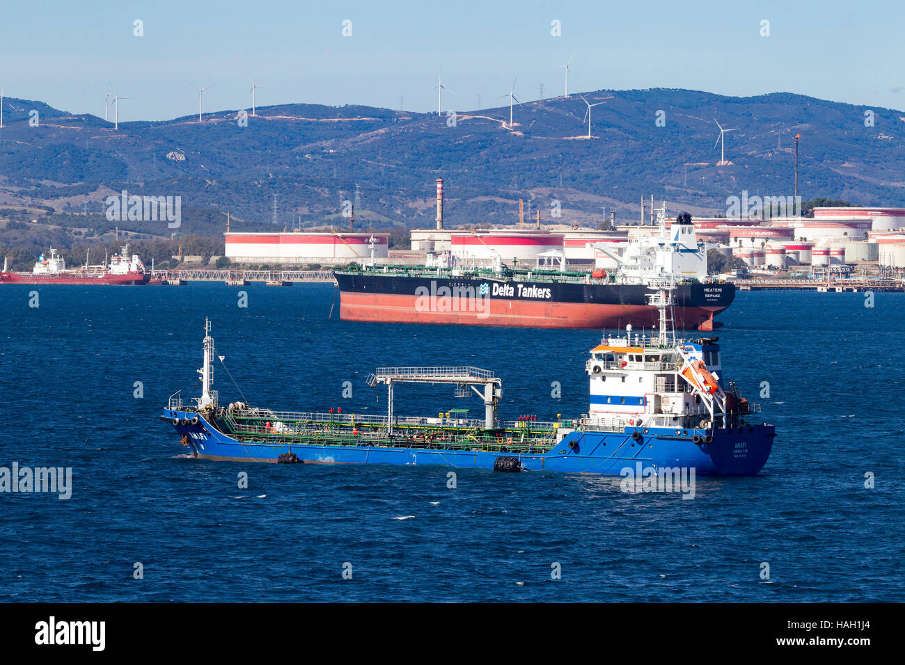 Gibunker 100, pétrole, produits pétroliers, navires-citernes, et Delta Meltemi, le pétrole brut en carrierer au large de la raffinerie San Roque Banque D'Images