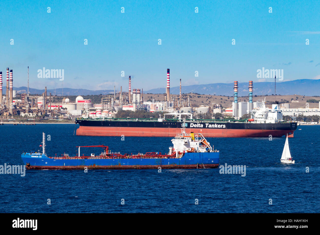 Gibunker 100, pétrole, produits pétroliers, navires-citernes, et Delta Meltemi, le pétrole brut en carrierer au large de la raffinerie San Roque Banque D'Images