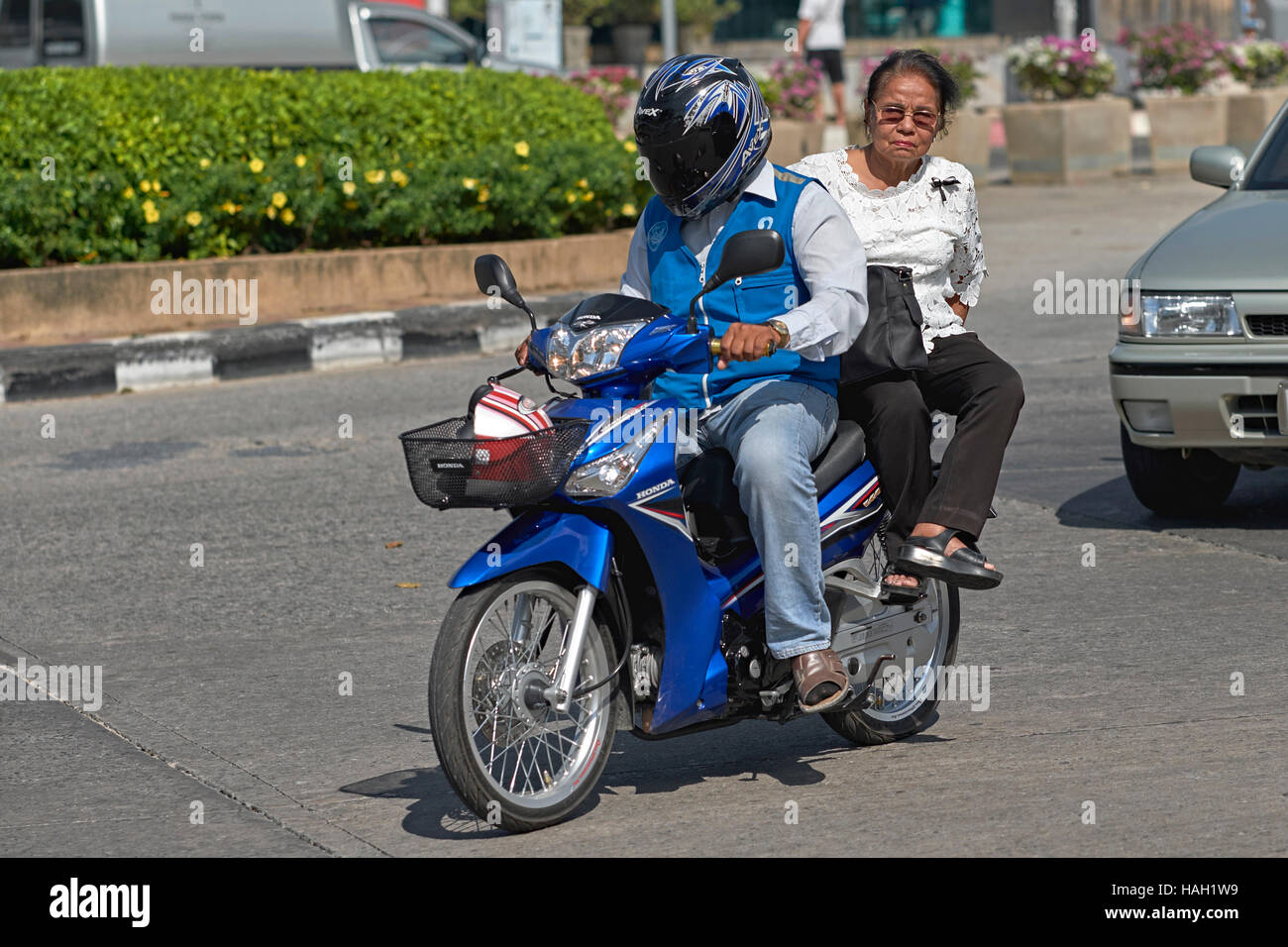Thaïlande chauffeur de taxi moto transportant une femme âgée client.  Thaïlande S. E. Asie Photo Stock - Alamy