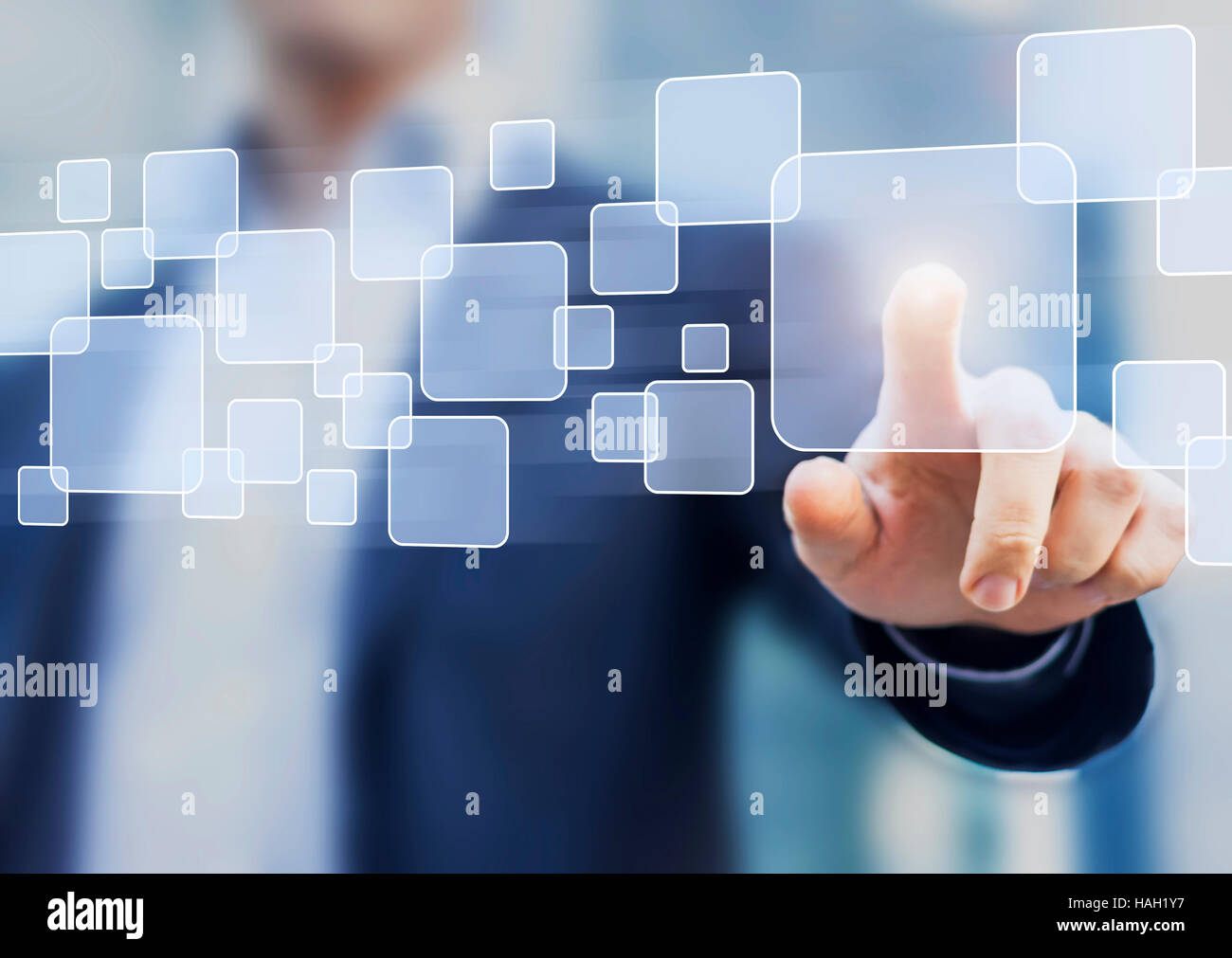 Abstract concept d'entreprise, homme d'affaires de toucher un bouton sur une interface virtuelle, de la technologie Banque D'Images