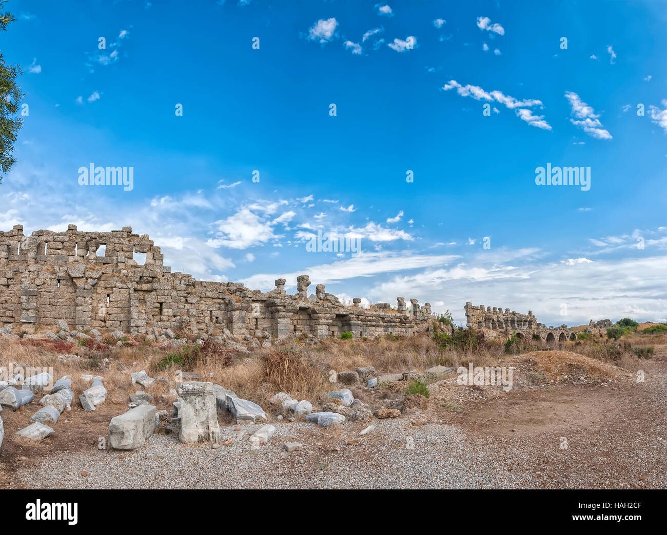 L'ancien mur de ville ruines qui entourent la ville de Side en Turquie. Banque D'Images