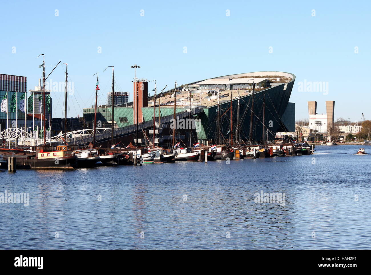 Le Centre des sciences NEMO à l'Oosterdok Harbour à Amsterdam, Pays-Bas. Vieux voiliers amarrés devant. Banque D'Images