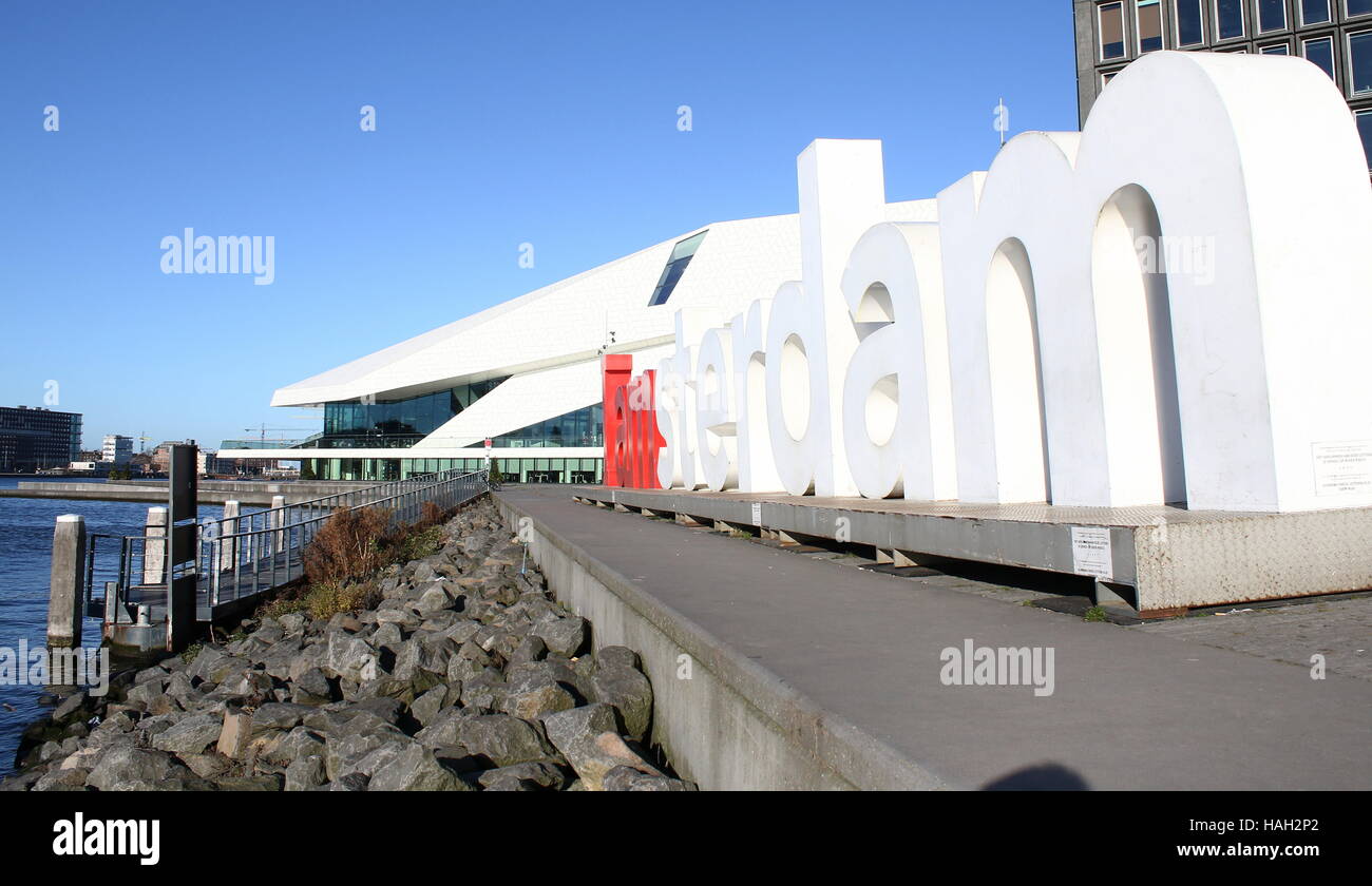 EYE Film Institute Netherlands, Amsterdam. Dutch Film Archive & Museum de Amsterdam-Noord à rivière IJ. Logo I Amsterdam en face Banque D'Images