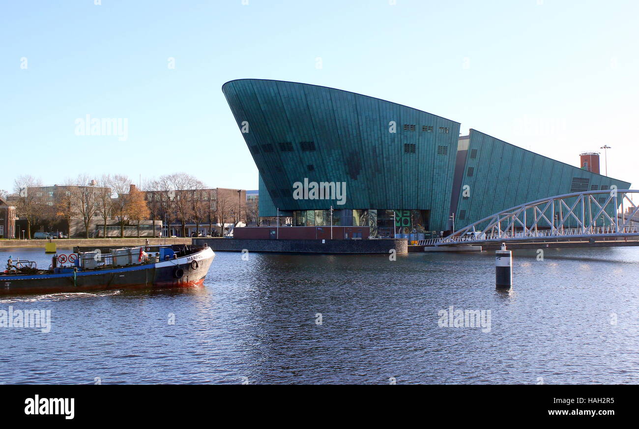 Le Centre des sciences NEMO à l'Oosterdok à Amsterdam, Pays-Bas. Banque D'Images