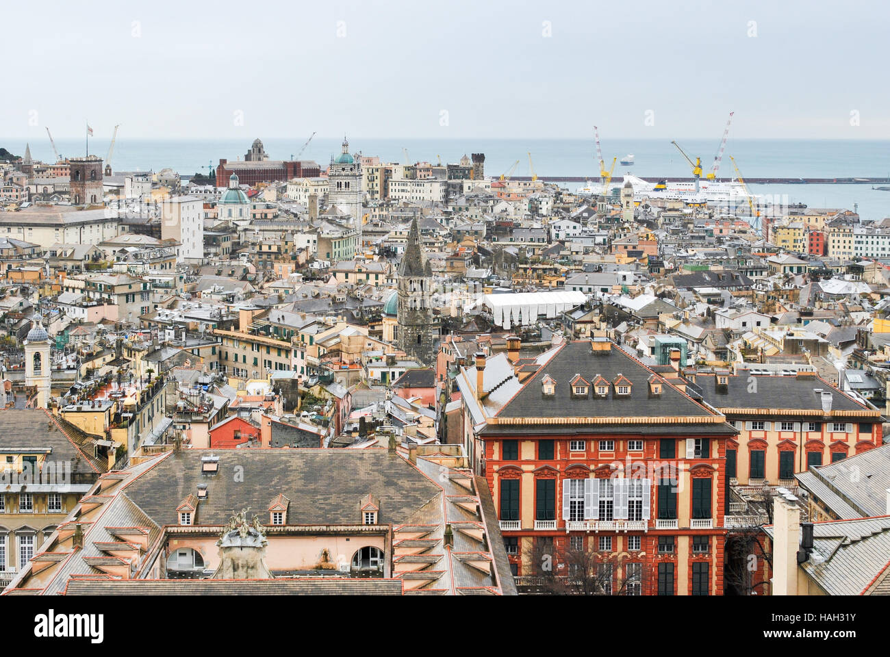 Vue aérienne du centre-ville de Gênes en un jour de pluie Banque D'Images