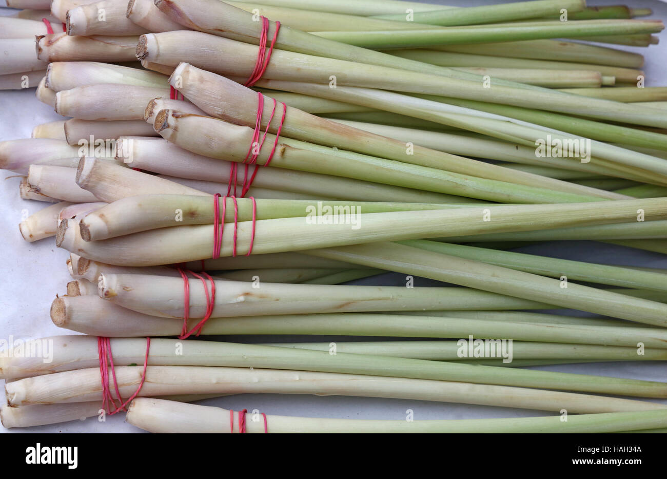 Bouquets de frais vert de la citronnelle, de l'ingrédient alimentaire traditionnel de la cuisine asiatique, le marché des fermiers de détail, Close up, augmentation de la vue de dessus, high angle Banque D'Images