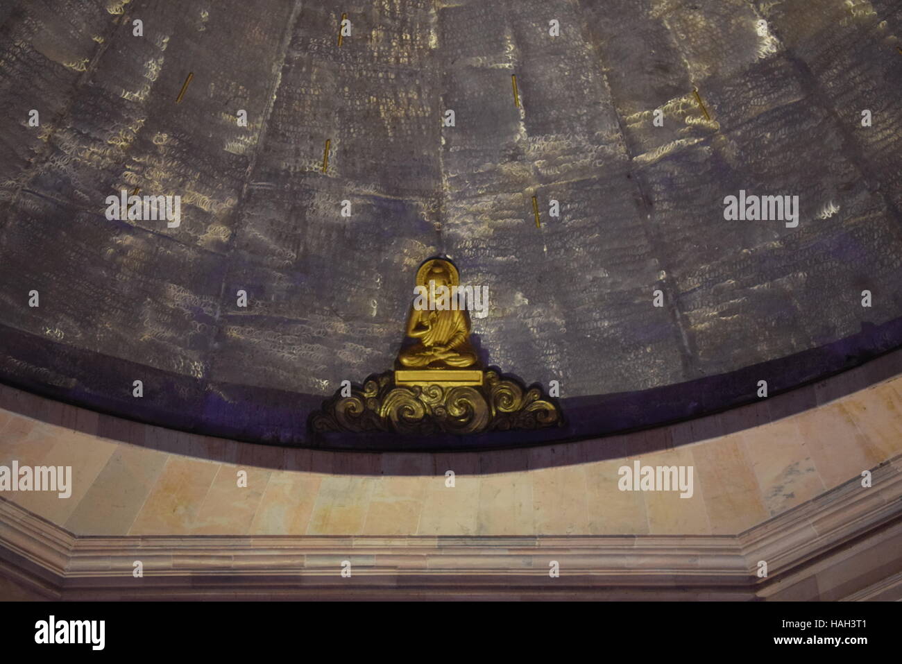 Bouddha sur le dôme d'un édifice Banque D'Images