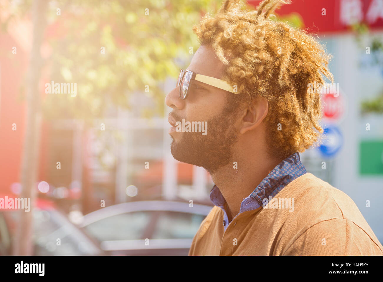 Portrait de jeune homme noir avec dread locks portant des lunettes de soleil.  Bien effet appliqué Photo Stock - Alamy