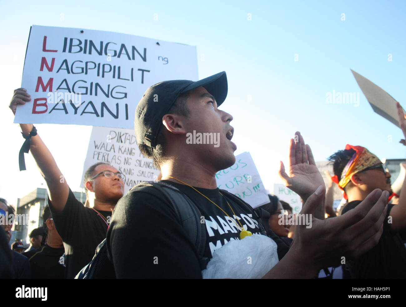 Les protestataires philippins participent à un rassemblement à l'alimentation des gens Monument à EDSA mercredi contre l'enterrement du héros de l'ex-dictateur Ferdinand Marcos au cimetière des héros Le 18 novembre dernier, 2016. L'anti-Marcos des groupes composés de membres du milieu universitaire, des militants étudiants et critiqué le Président Rodrigo Duterte et que les juges de la Cour suprême qui ont voté en faveur de l'enterrement d'un héros permettant à un ancien dictateur, y compris la cérémonie secrète au cimetière des héros par la famille Marcos. La manifestation a coïncidé avec la commémoration de la naissance de Andres Bonifacio, le père de Philippine Re Banque D'Images