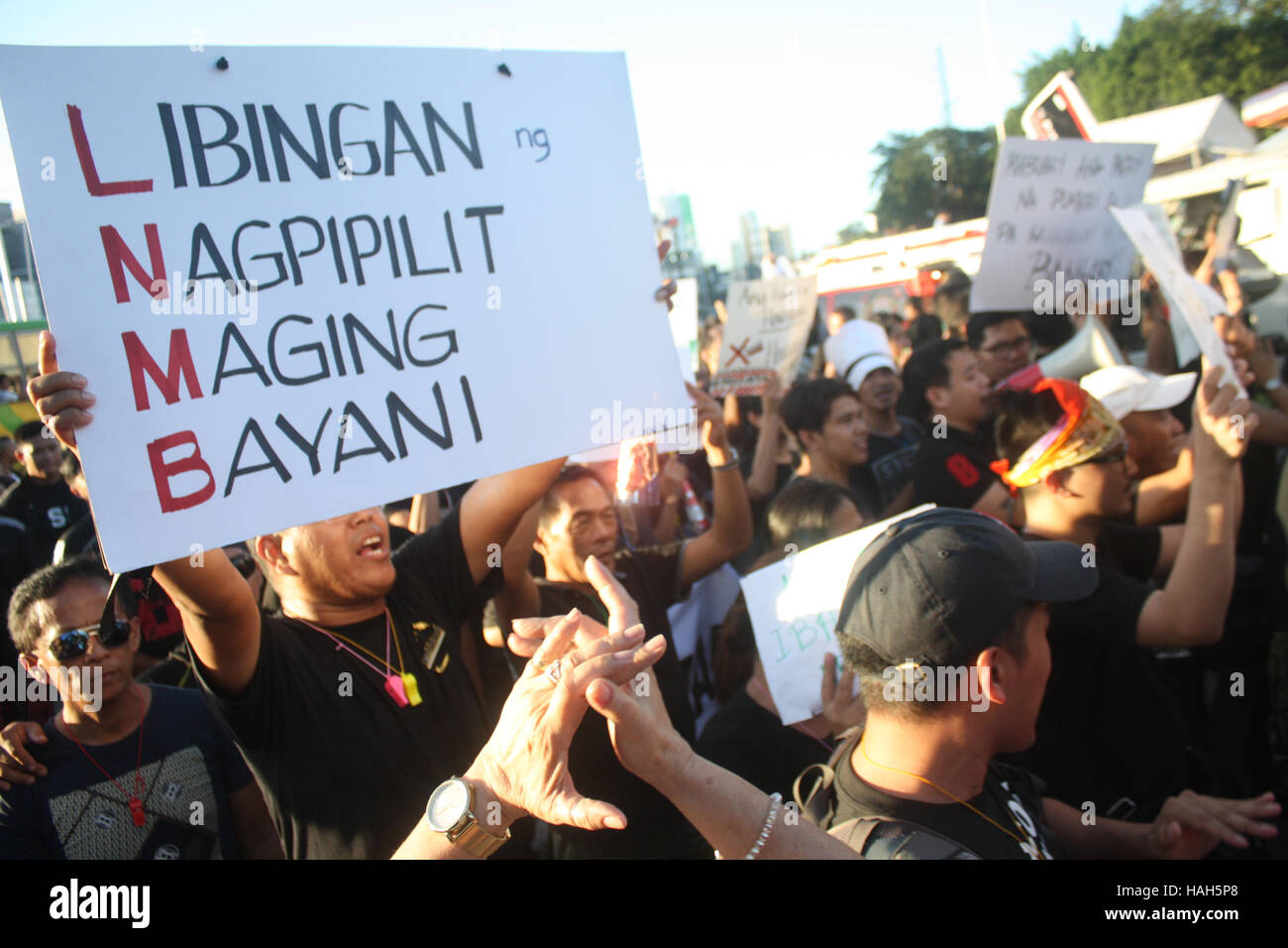 Les protestataires philippins participent à un rassemblement à l'alimentation des gens Monument à EDSA mercredi contre l'enterrement du héros de l'ex-dictateur Ferdinand Marcos au cimetière des héros Le 18 novembre dernier, 2016. L'anti-Marcos des groupes composés de membres du milieu universitaire, des militants étudiants et critiqué le Président Rodrigo Duterte et que les juges de la Cour suprême qui ont voté en faveur de l'enterrement d'un héros permettant à un ancien dictateur, y compris la cérémonie secrète au cimetière des héros par la famille Marcos. La manifestation a coïncidé avec la commémoration de la naissance de Andres Bonifacio, le père de Philippine Re Banque D'Images