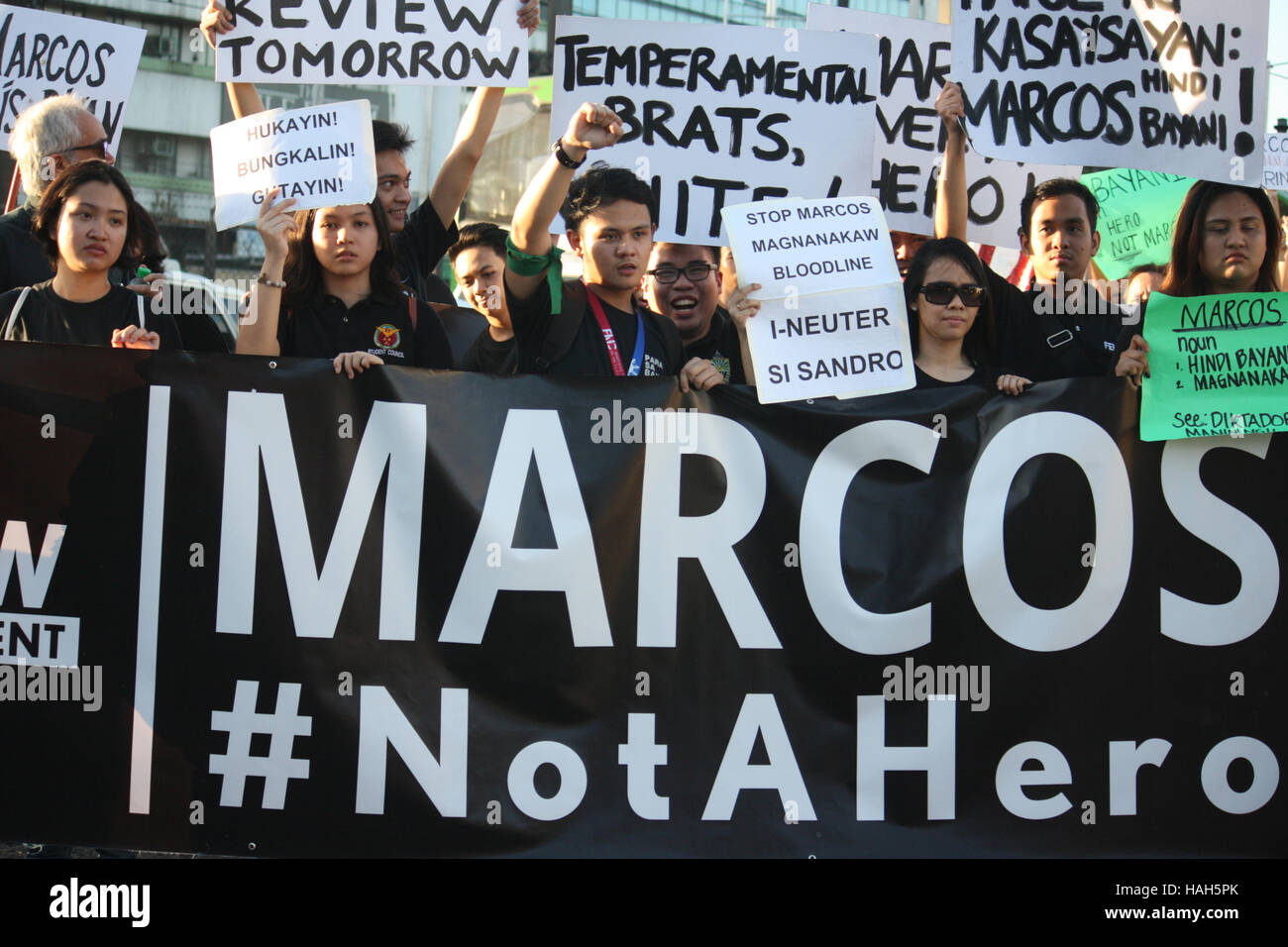 Les protestataires philippins participent à un rassemblement à l'alimentation des gens Monument à EDSA mercredi contre l'enterrement du héros de l'ex-dictateur Ferdinand Marcos au cimetière des héros Le 18 novembre dernier, 2016. L'anti-Marcos des groupes composés de membres du milieu universitaire, des militants étudiants et critiqué le Président Rodrigo Duterte et que les juges de la Cour suprême qui ont voté en faveur de l'enterrement d'un héros permettant à un ancien dictateur, y compris la cérémonie secrète au cimetière des héros par la famille Marcos. La manifestation a coïncidé avec la commémoration de la naissance de Andres Bonifacio, le père de Philippine Re Banque D'Images