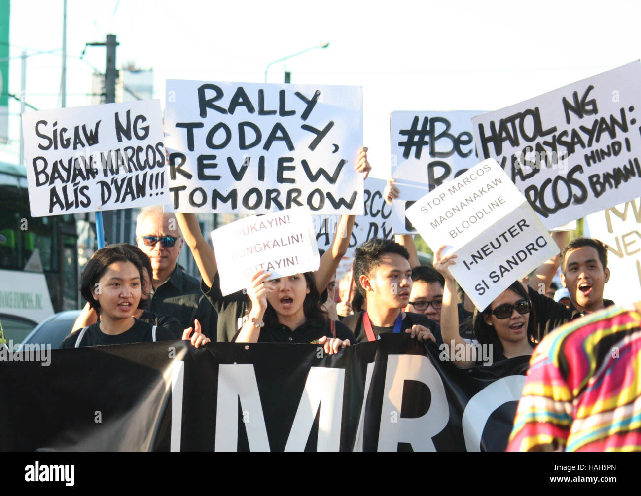 Les protestataires philippins participent à un rassemblement à l'alimentation des gens Monument à EDSA mercredi contre l'enterrement du héros de l'ex-dictateur Ferdinand Marcos au cimetière des héros Le 18 novembre dernier, 2016. L'anti-Marcos des groupes composés de membres du milieu universitaire, des militants étudiants et critiqué le Président Rodrigo Duterte et que les juges de la Cour suprême qui ont voté en faveur de l'enterrement d'un héros permettant à un ancien dictateur, y compris la cérémonie secrète au cimetière des héros par la famille Marcos. La manifestation a coïncidé avec la commémoration de la naissance de Andres Bonifacio, le père de Philippine Re Banque D'Images