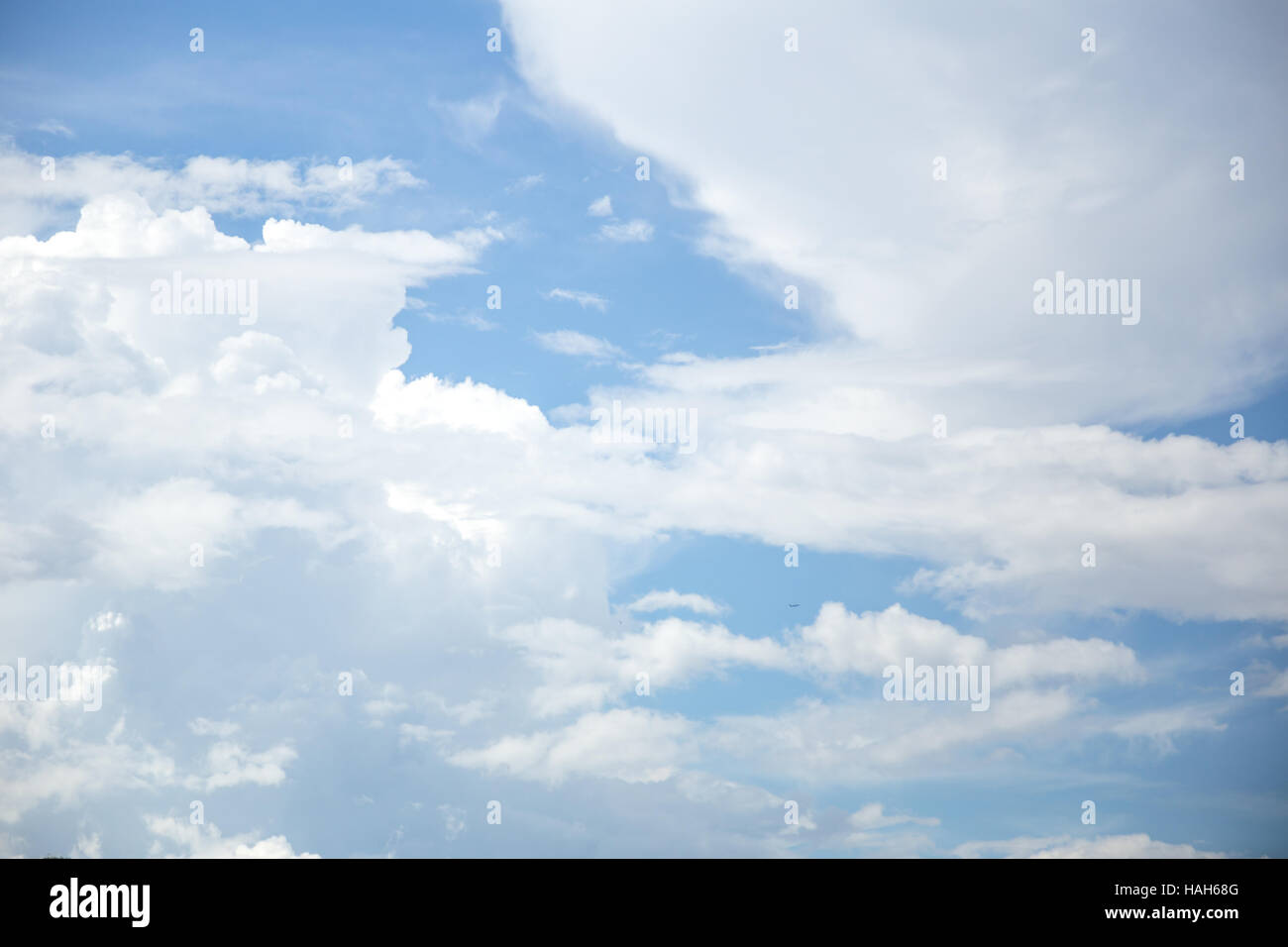 Ciel bleu avec des nuages Banque D'Images