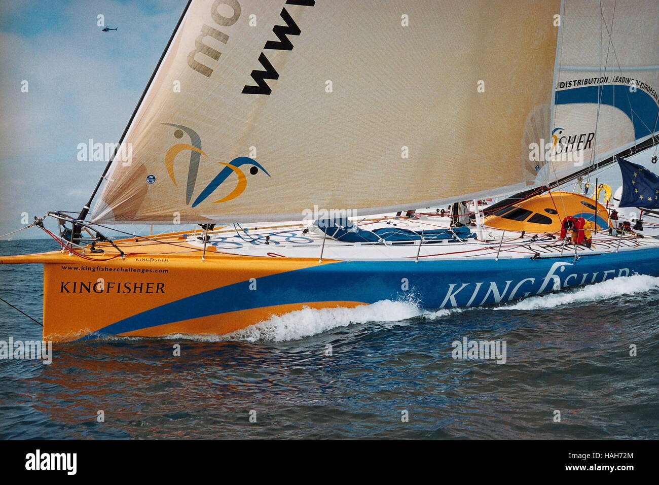 AJAXNETPHOTO. Juin 4th, 2000. PLYMOUTH, en Angleterre. - L'EUROPE 1 NEW MAN STAR TRANSAT YACHT RACE - ELLEN MACARTHUR'S YACHT KINGFISHER AU DÉBUT DE L'EUROPE 1 NEW MAN STAR course transatlantique en solitaire. MACARTHUR PLACÉ 1ER EN CLASSE. photo:TONY CARNEY/ACME/AJAX REF : CT4924  24 24A Banque D'Images