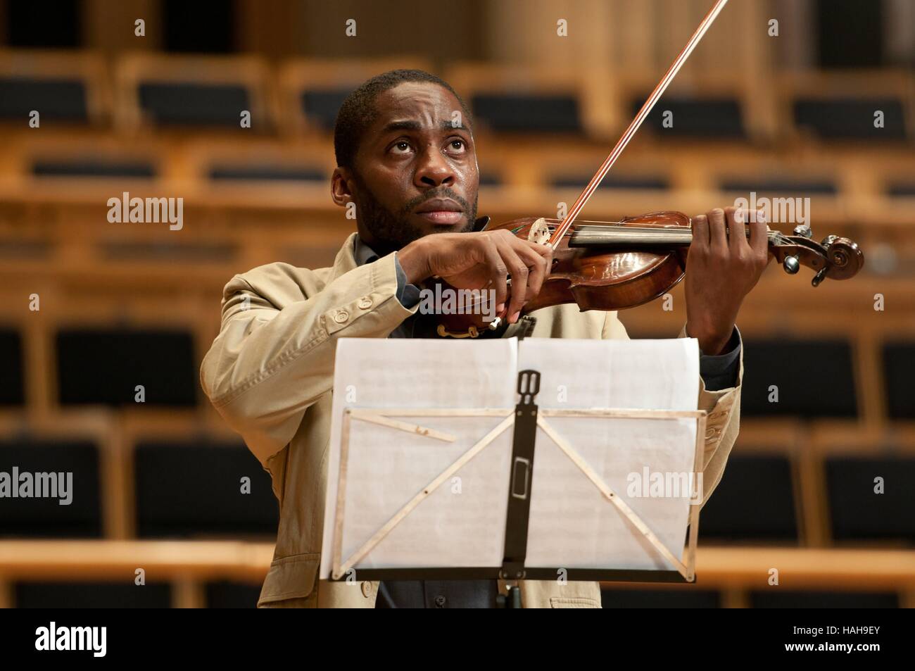 Tudo Que Aprendemos Juntos Le professeur de violon Année : 2015 Réalisateur : Sergio Machado Brésil Lazaro Ramos Banque D'Images