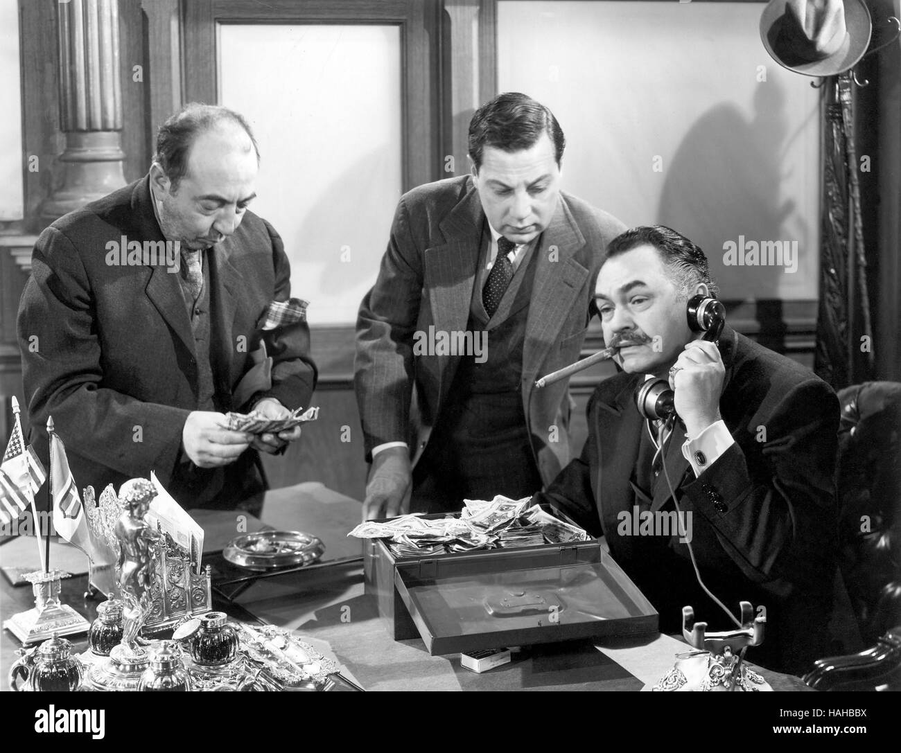 House of Strangers Année : 1949 USA Réalisation : Joseph L. Mankiewicz Tito Vuolo, Luther Adler, Edward G. Robinson Banque D'Images