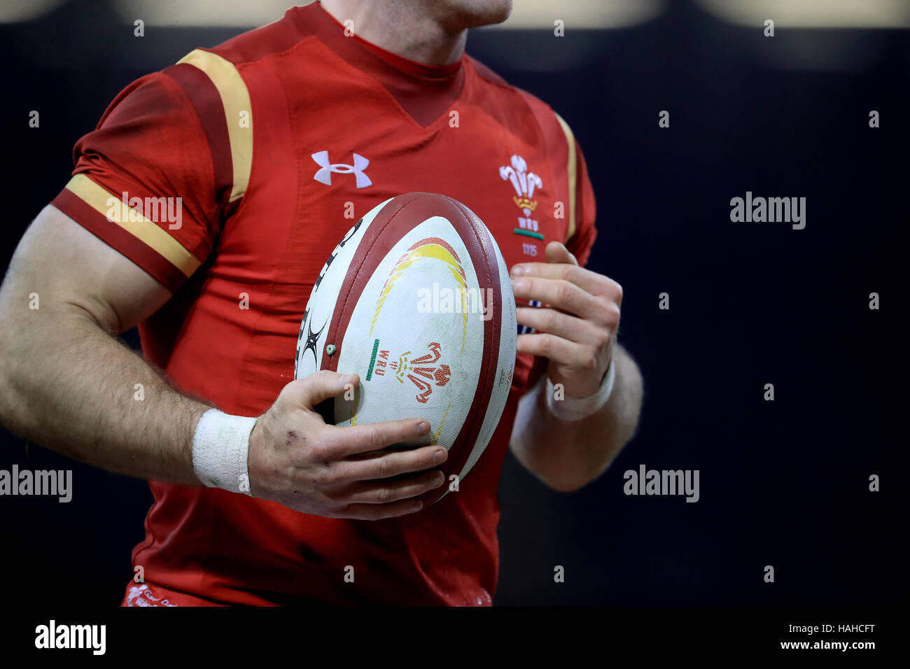 Une vue détaillée d'un pays de Galles joueur tenant un match ball Banque D'Images