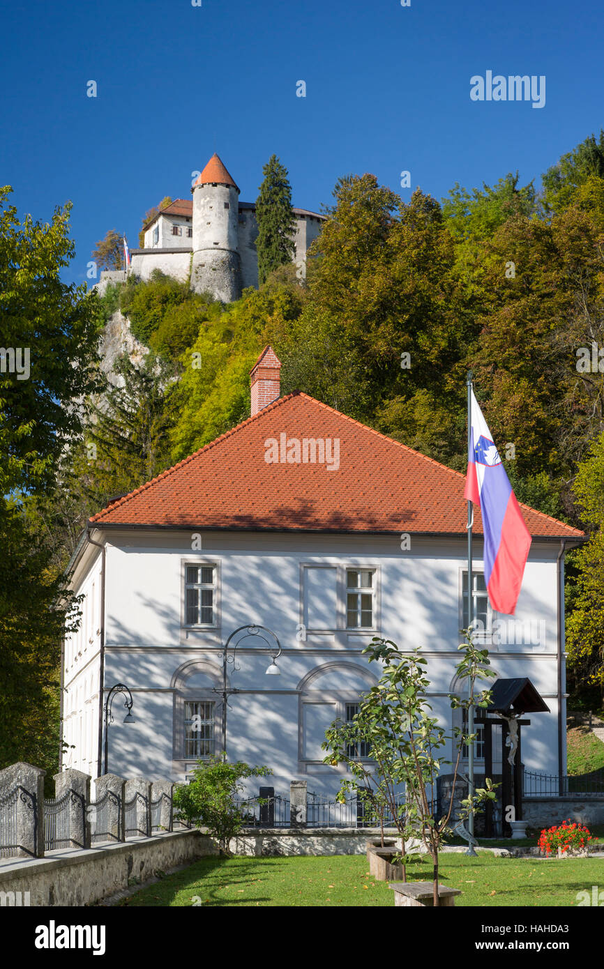 L'église paroissiale de Saint Martin avec le Château de Bled, Bled, qui au-delà de la Haute-Carniole, Slovénie Banque D'Images