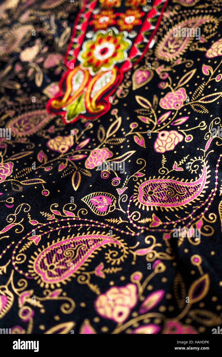 Vue rapprochée de paisley design sur le style indien mesdames outfit Banque D'Images