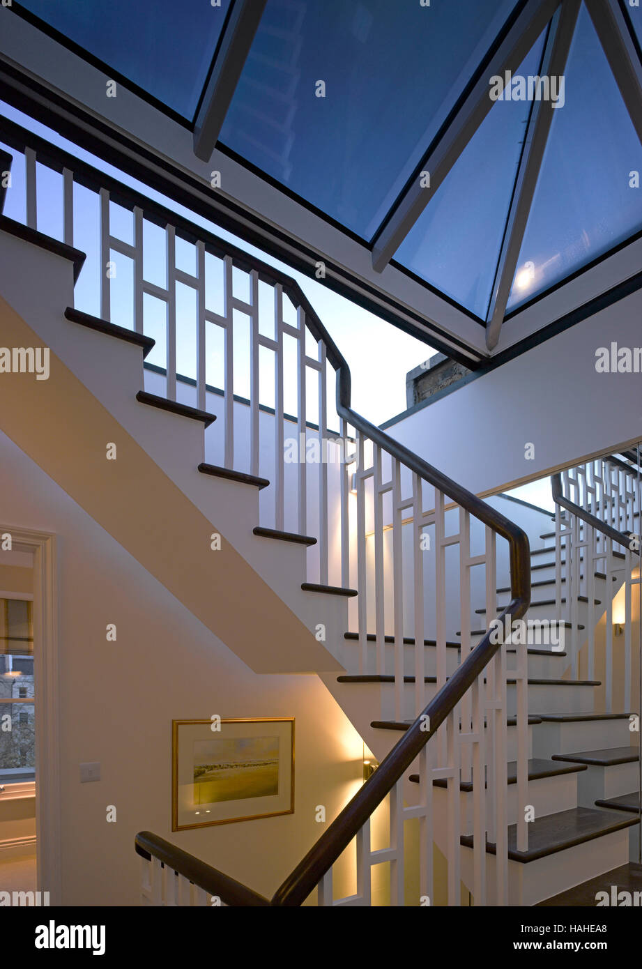 Vue intérieure sur palier supérieur avec toit en verre. Stock d'architecture, Divers, Royaume-Uni. Architecte : n/a, 2016. Banque D'Images
