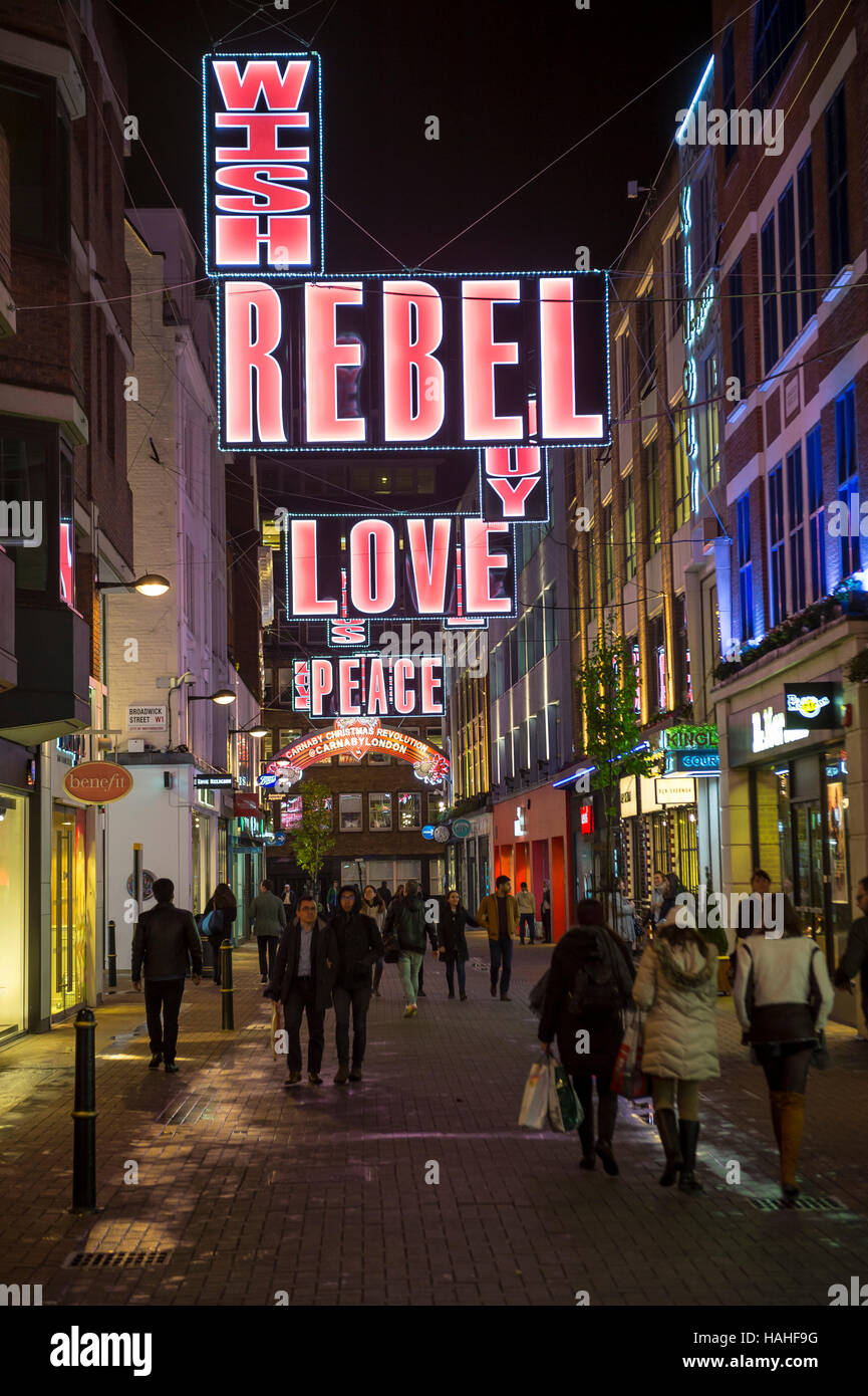 Londres - le 16 novembre 2016 : vacances de Noël des signes d'amour, d'espoir, et l'affection décorer le centre commercial de Carnaby Street. Banque D'Images