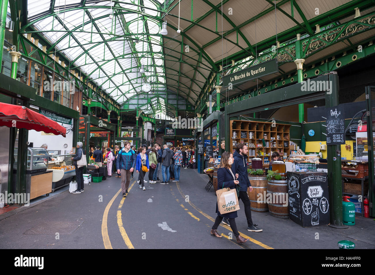 Londres - le 31 octobre 2016 : les visiteurs de parcourir les stands de nourriture de spécialité à Borough Market, un des plus grands et les plus anciens de la ville. Banque D'Images