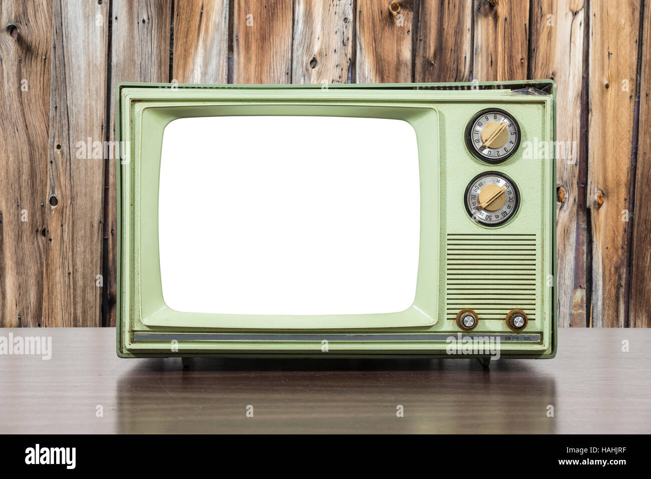 Grungy green vintage téléviseur avec mur en bois et découper l'écran. Banque D'Images