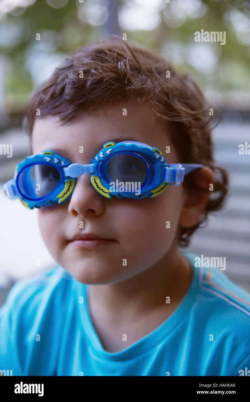 Petit Garçon à lunettes de natation, l'accent sur des verres Banque D'Images