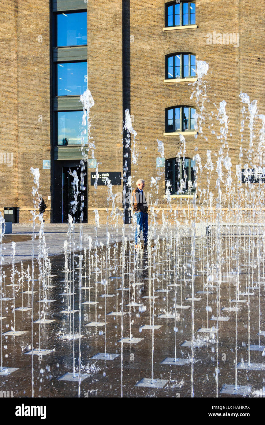Des fontaines dans le grenier Square au début de la rénovation de King's Cross, Londres, UK Banque D'Images