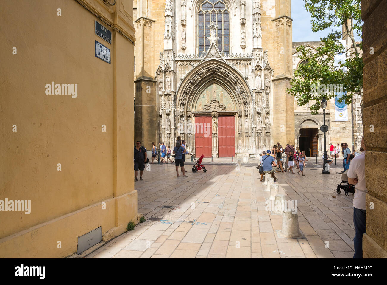 Aix en provence,France-August:9,2016 personnes et vous promener et admirer la cathédrale Saint Sauveur d'Aix au cours d'une journée ensoleillée. Banque D'Images