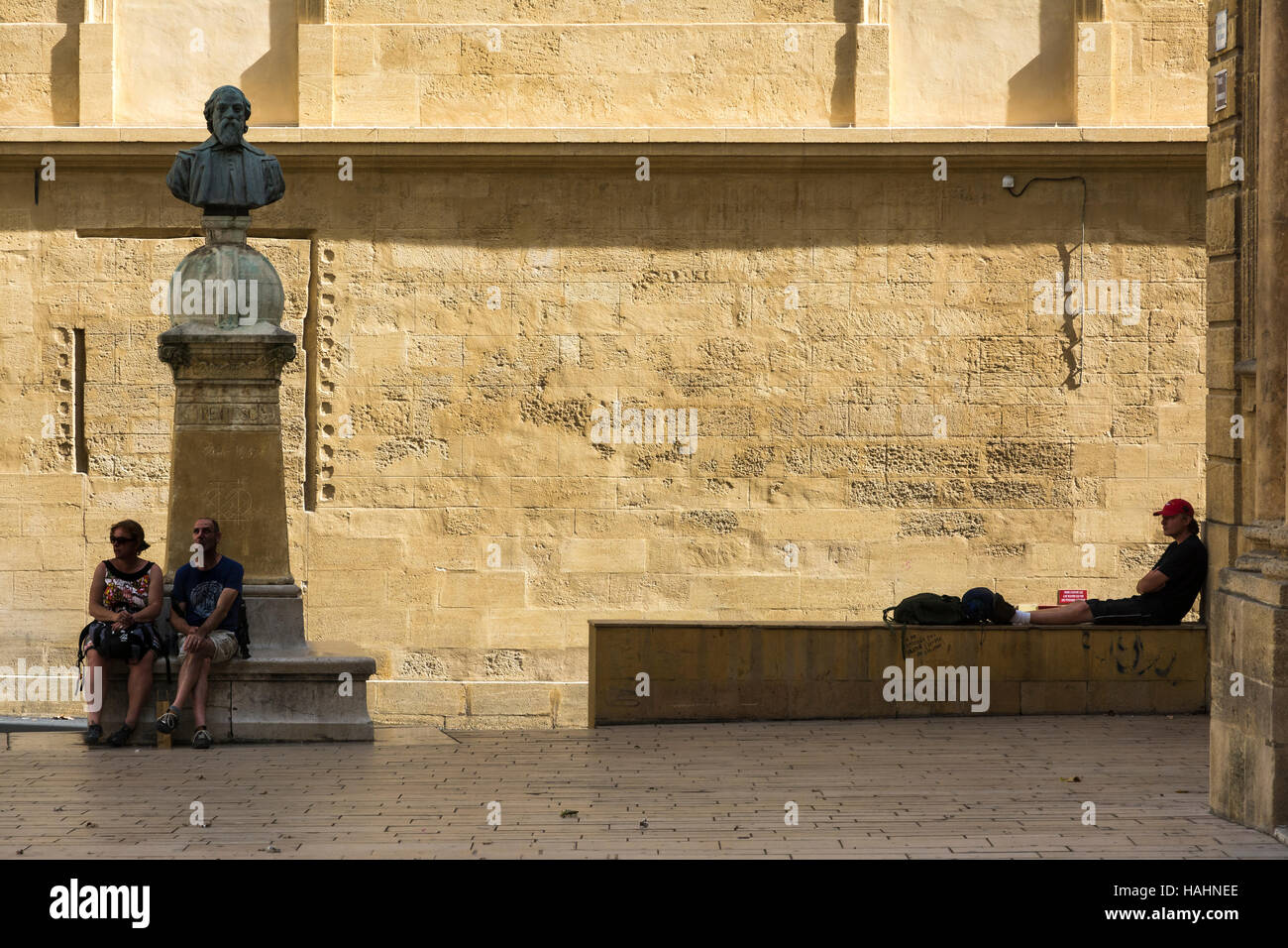 Aix en provence,France-August:9,2016 personnes et vous promener et admirer la cathédrale Saint Sauveur d'Aix au cours d'une journée ensoleillée. Banque D'Images