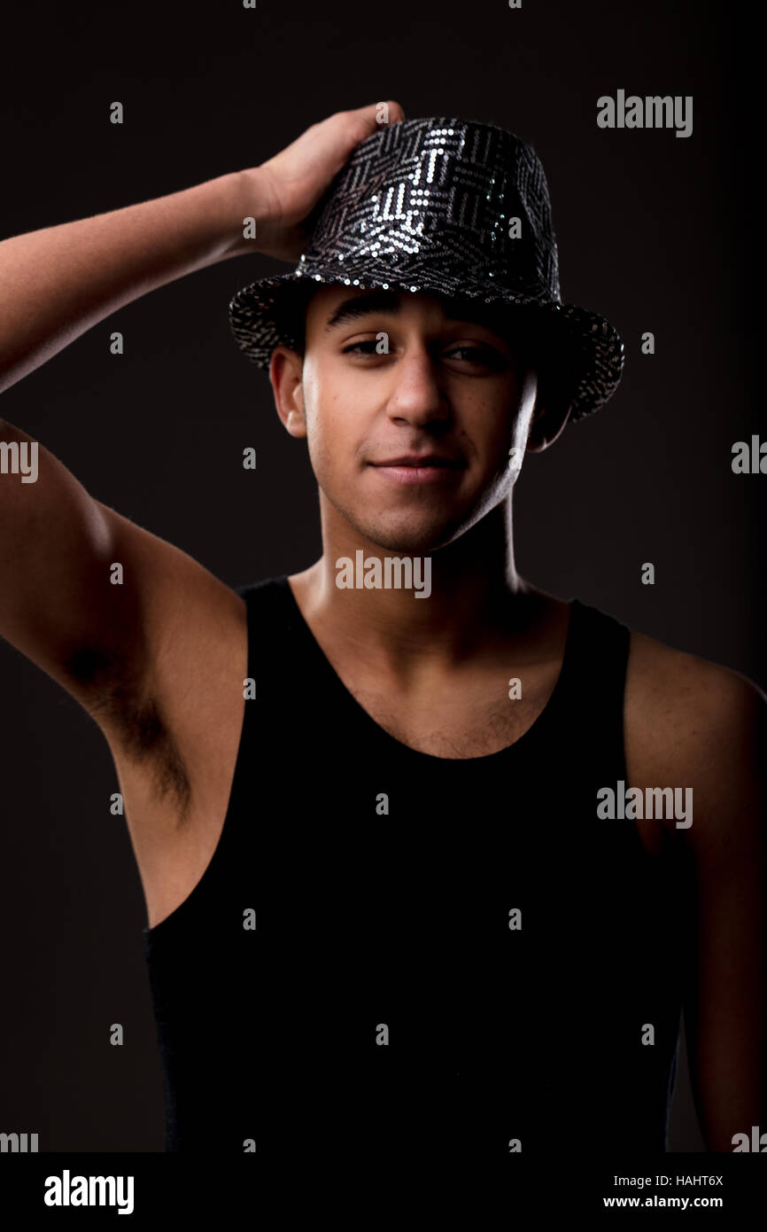 Beau mec en maillot de corps noir et un chapeau recouvert de vinyle avec un  sourire malicieux Photo Stock - Alamy