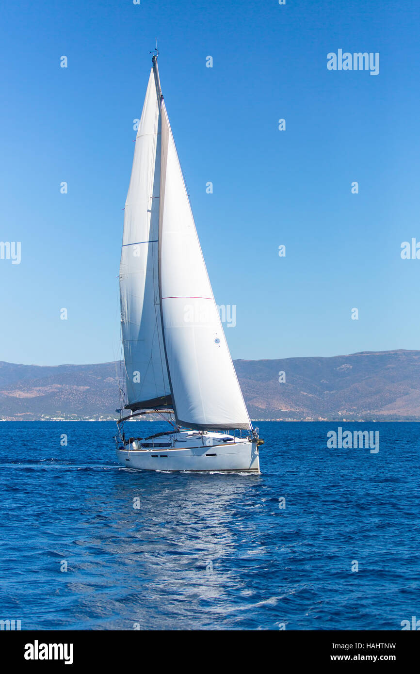 Bateau à voile Bateaux à voiles blanches dans la mer. Yachts de luxe. Banque D'Images