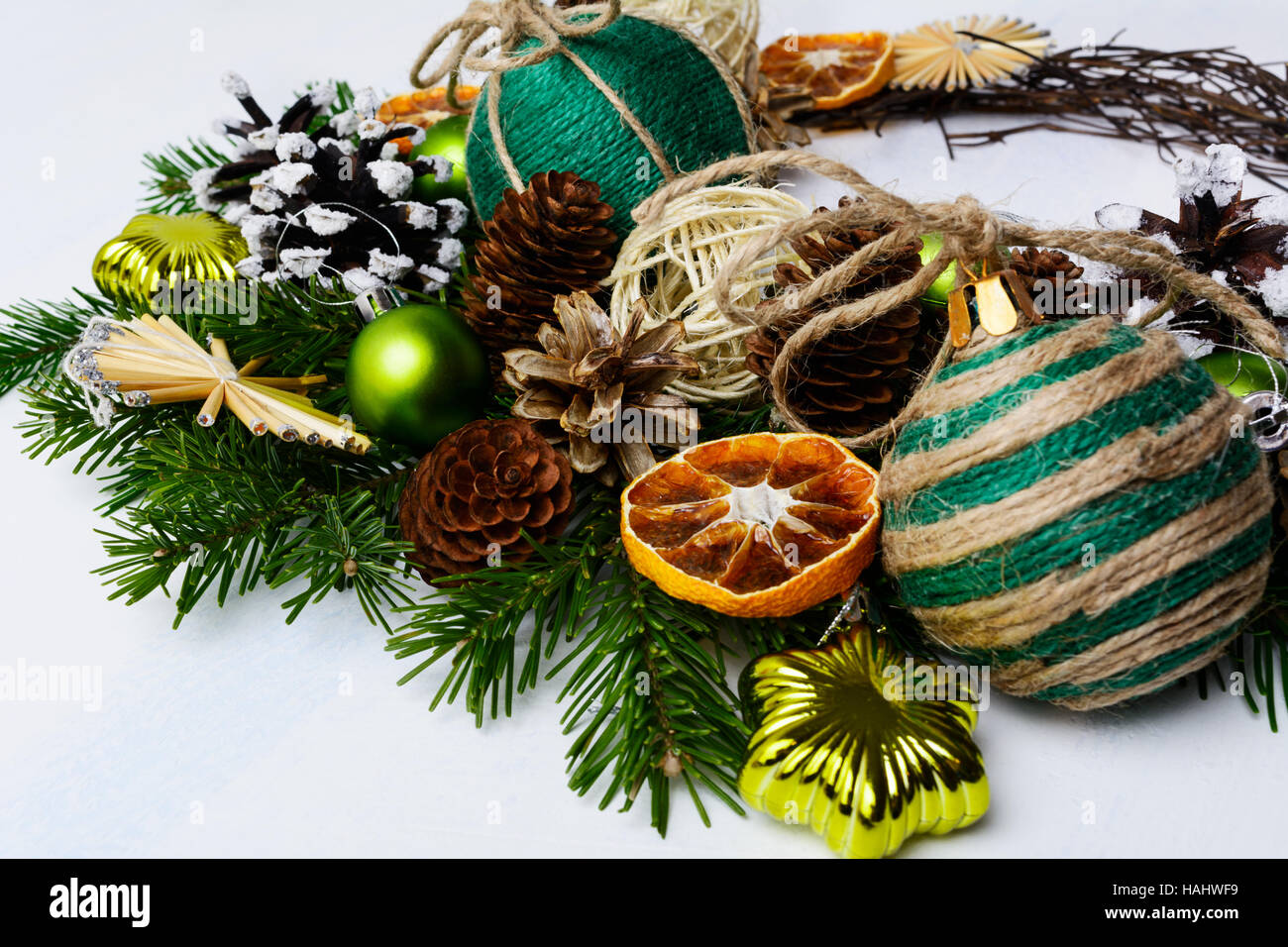 Arrangement de Noël avec des ornements rustiques et des tranches d'orange séchée. Vacances de Noël décoration avec des branches de sapin. Banque D'Images